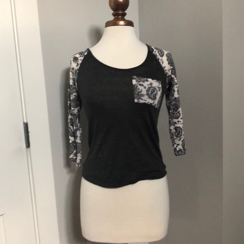Cropped sleeve shirt